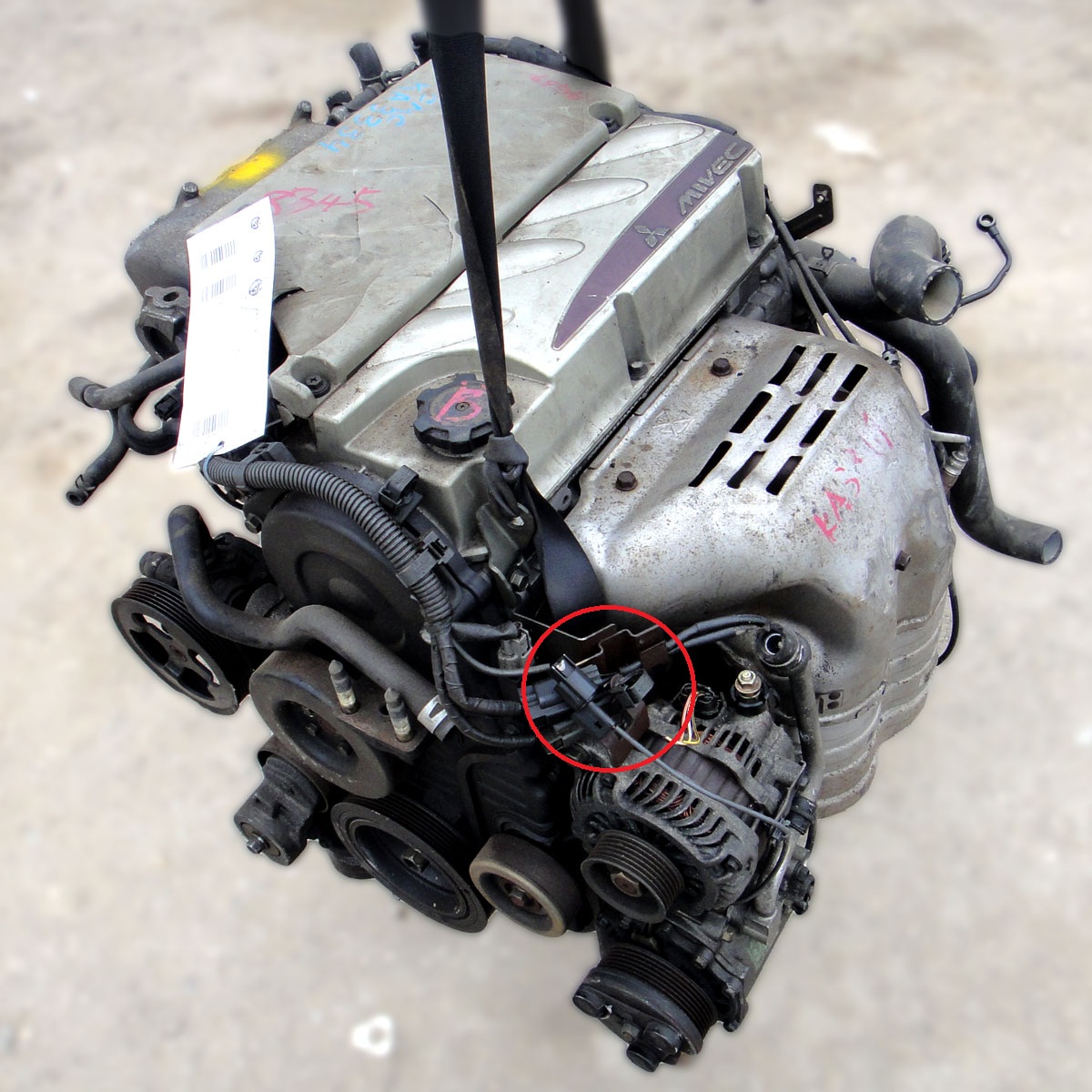 Размещение кронштейна крепления колодок проводов датчиков концентрации кислорода отработавших газов двигателя 4G69 Mitsubishi Outlander I