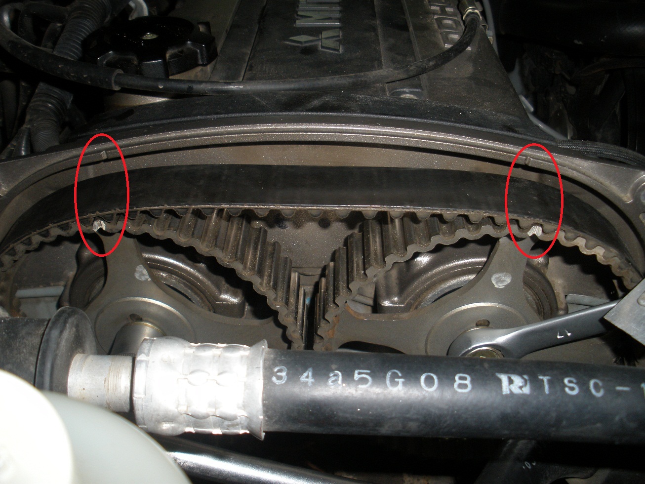 Совпадение меток на звездочках распределительных валов и клапанной крышке двигателя 4G63 Mitsubishi Outlander I