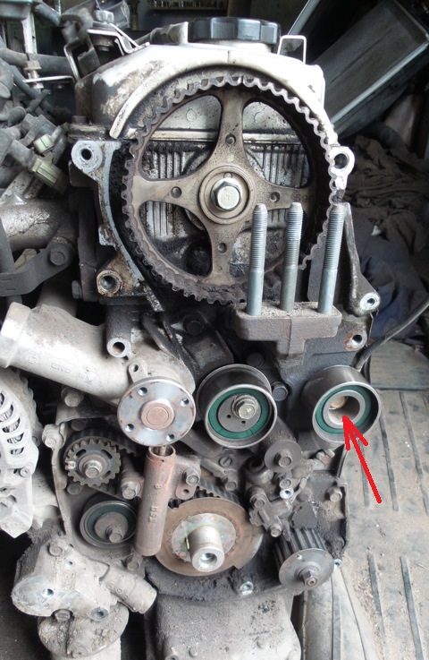 Размещение болта крепления обводного ролика ремня привода газораспределительного механизма двигателя 4G69 Mitsubishi Outlander I