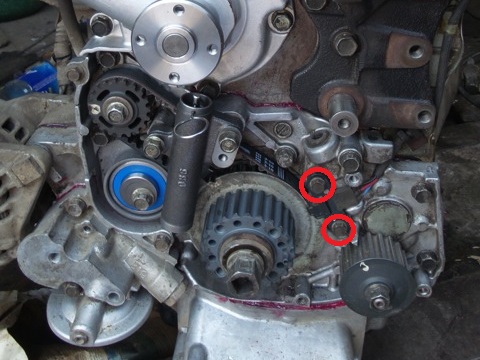 Размещение болтов крепления датчика положения коленчатого вала двигателя 4G69 Mitsubishi Outlander I