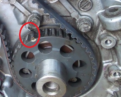 Совпадение метки на звездочке коленчатого вала с меткой на приливе корпуса масляного насоса двигателя Mitsubishi Outlander I