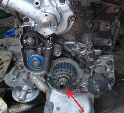 Установленный болт крепления звездочки коленчатого вала двигателя 4G69 Mitsubishi Outlander I