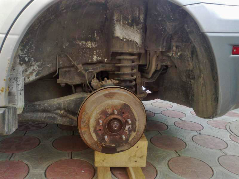 Снятое заднее колесо и барабанный тормозной механизм Mitsubishi Outlander I 2003 - 2008