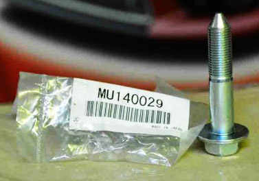 Болт MU140029, MU000467 крепления рычага/шаровой опоры Mitsubishi Outlander I 2003 - 2008