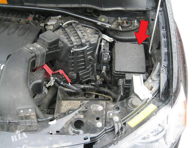 Размещение монтажного блока предохранителей и реле в моторном отсеке Mitsubishi Outlander XL