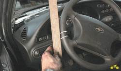 Проверка свободного хода (люфта) рулевого колеса Chevrolet Niva