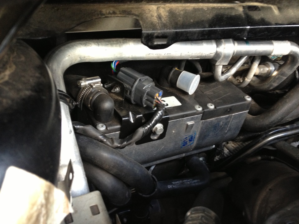 Вставляем в специальное отверстие воздухозаборный шланг автомобиля Ford Focus 2