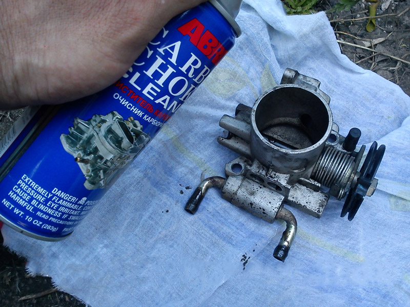 Очистка дроссельного узла жидкостью длл чистки карбьюраторов Chevrolet Lanos 