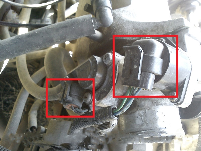 Отсоединение проводов от регулятора холостого хода и датчика дроссельной заслонки Chevrolet Lanos