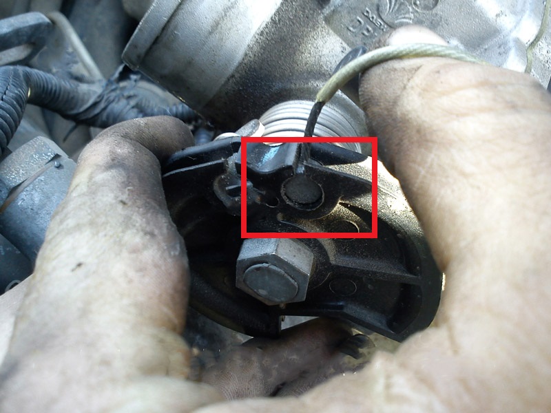 Отсоединение от дроссельного узла трос привода дроссельной заслонки Chevrolet Lanos 