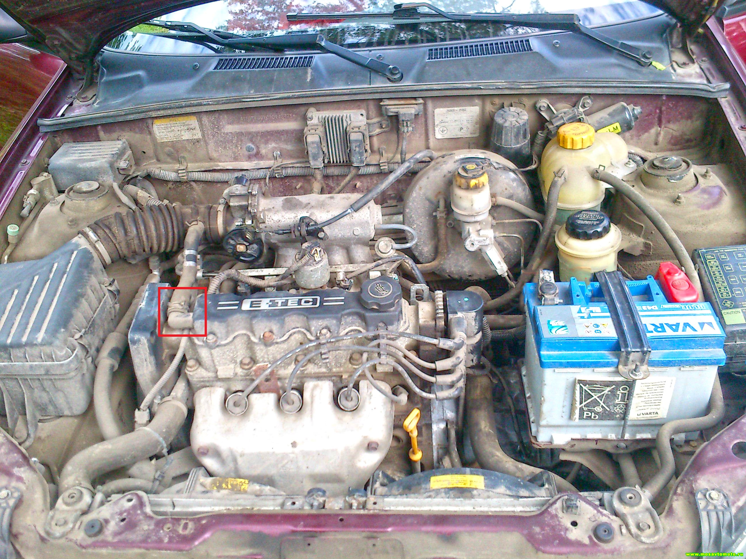 Отсоединение от впускной трубы шланг малой ветви системы вентиляции картера двигателя Chevrolet Lanos