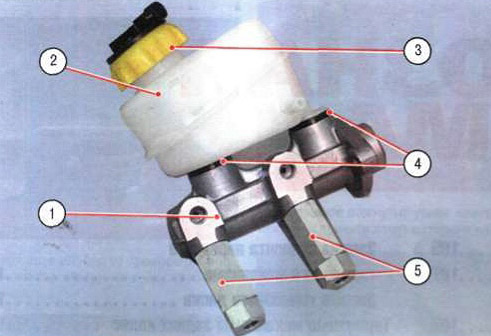 Главный тормозной цилиндр с регуляторами давления в гидроприводах тормозных механизмов задних колес и бачком Chevrolet Lanos