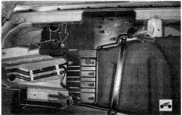 Размещение болтов крепления щитка топливного бака Toyota RAV4