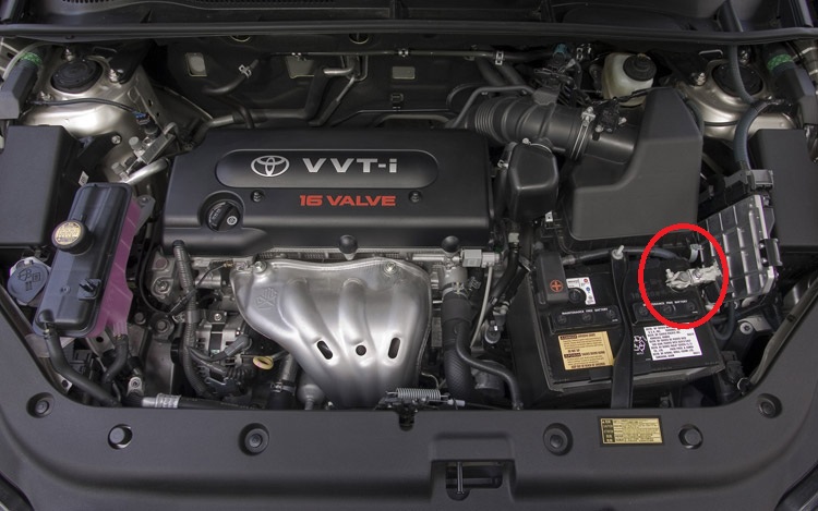 Размещение минусовой клеммы аккумуляторной батареи Toyota RAV4