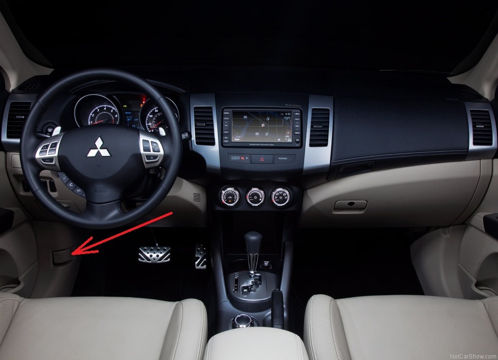 Размещение рукоятки привода замка капота в салоне Mitsubishi Outlander XL