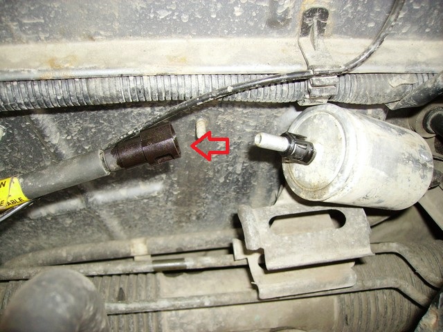 Отсоединение шланга подачи топлива в топливную рампу Chevrolet Lanos