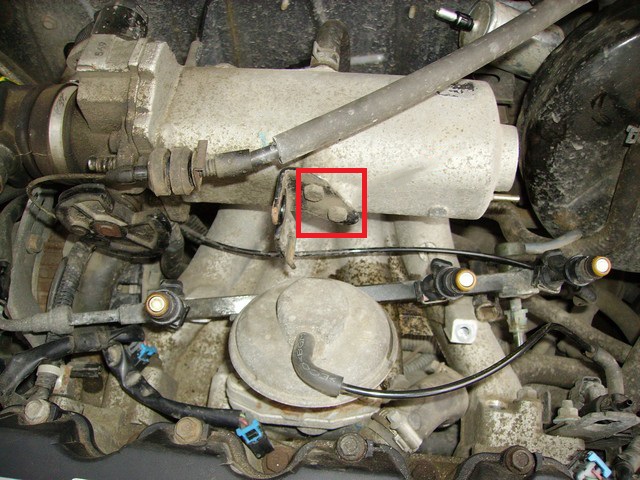 Болты крепления кронштейна троса привода дроссельной заслонки Chevrolet Lanos