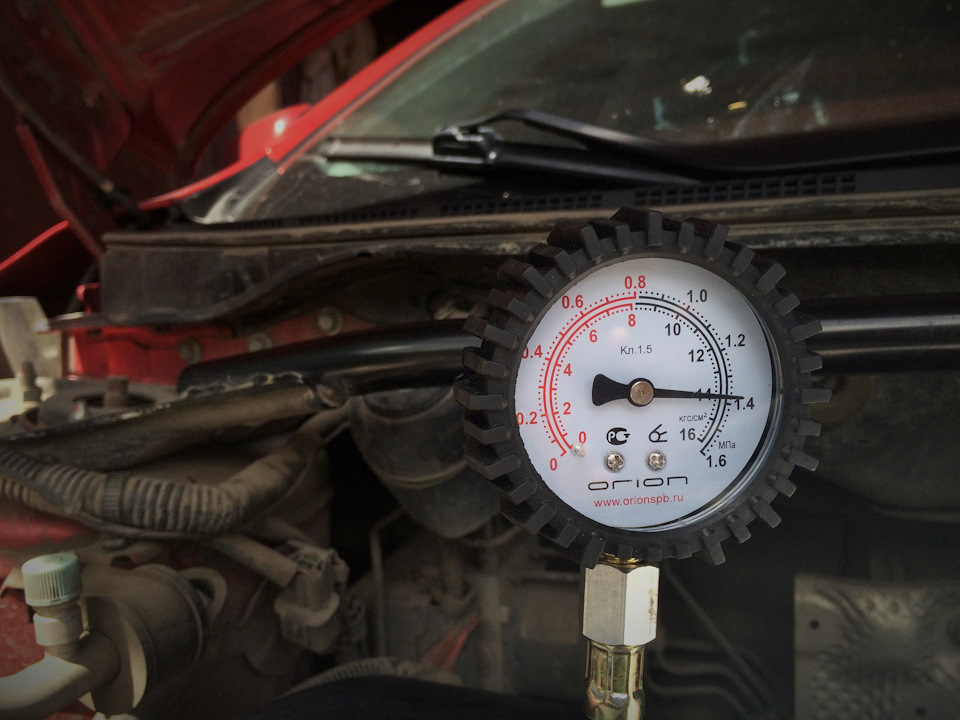 Измерение компрессии в первом цилиндре двигателя 4B12 Mitsubishi Outlander XL