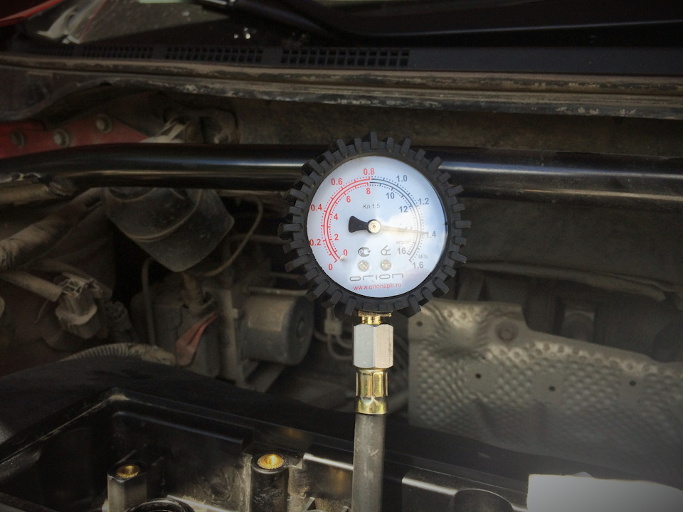 Измерение компрессии во втором цилиндре двигателя 4B12 Mitsubishi Outlander XL