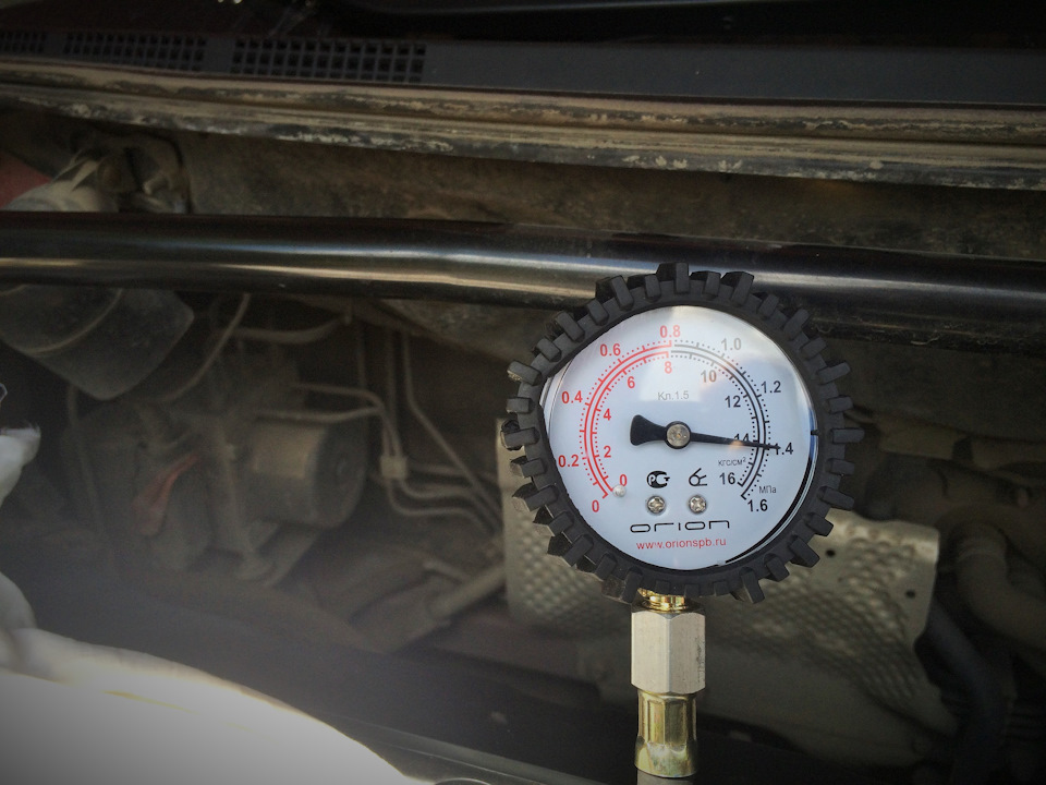 Измерение компрессии в третьем цилиндре двигателя 4B12 Mitsubishi Outlander XL