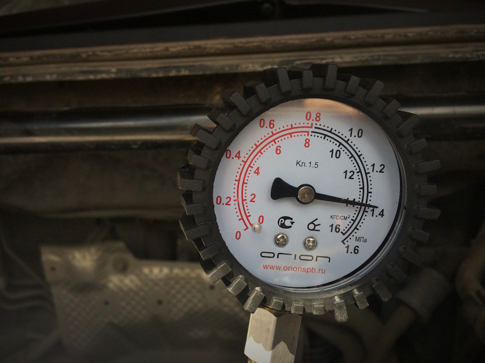 Измерение компрессии в четвертом цилиндре двигателя 4B12 Mitsubishi Outlander XL