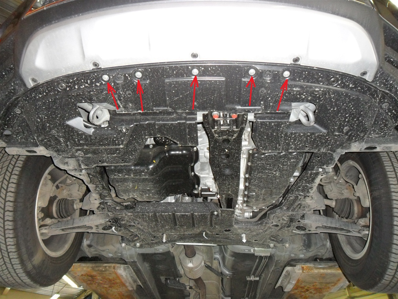 Размещение болтов крепления брызговика двигателя к переднему бамперу Mitsubishi Outlander XL