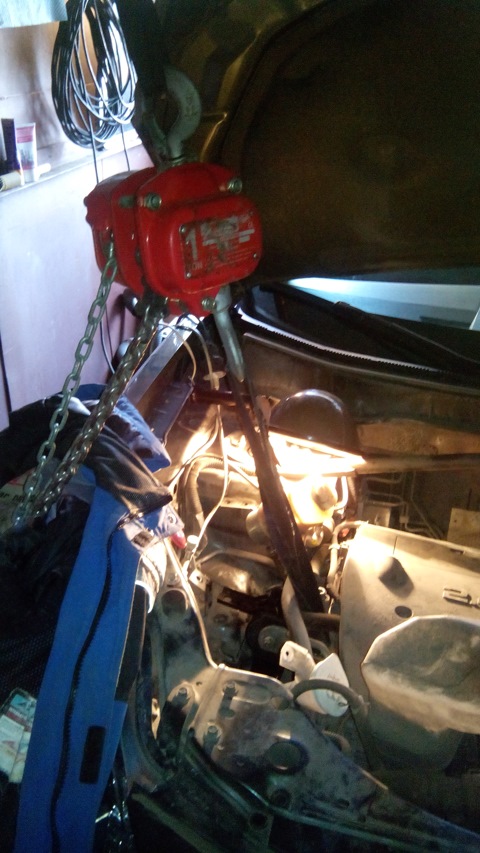 Вывешивание грузоподъемным механизмом двигателя Mitsubishi Outlander XL