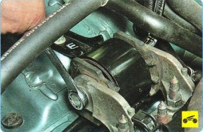 Отворачивание гайки крепления кронштейна к правой опоре двигателя Mitsubishi Outlander XL