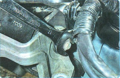 Отворачивание гайки болта крепления левой опоры к кронштейну двигателя Mitsubishi Outlander XL