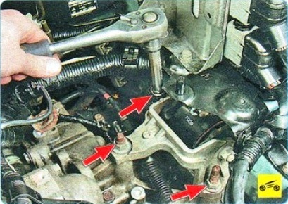 Отворачивание гаек крепления кронштейна левой опоры двигателя Mitsubishi Outlander XL