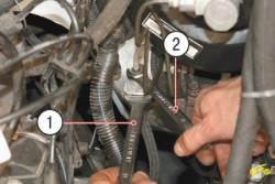 Удерживая ключом 1 от проворачивания штуцер шланга, ключом 2 отверните гайку трубопровода Chevrolet Niva