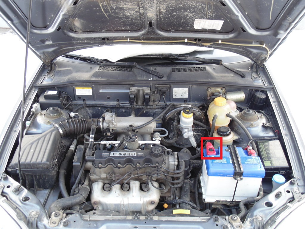 Отсоединение провода от клеммы «минус» аккумуляторной батареи Chevrolet Lanos