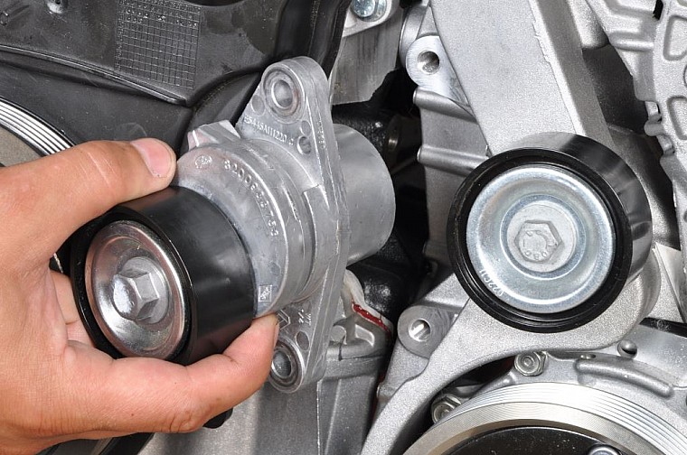 Снятие натяжного ролика ремня привода вспомогательных механизмов двигателя 4B12 Mitsubishi Outlander XL