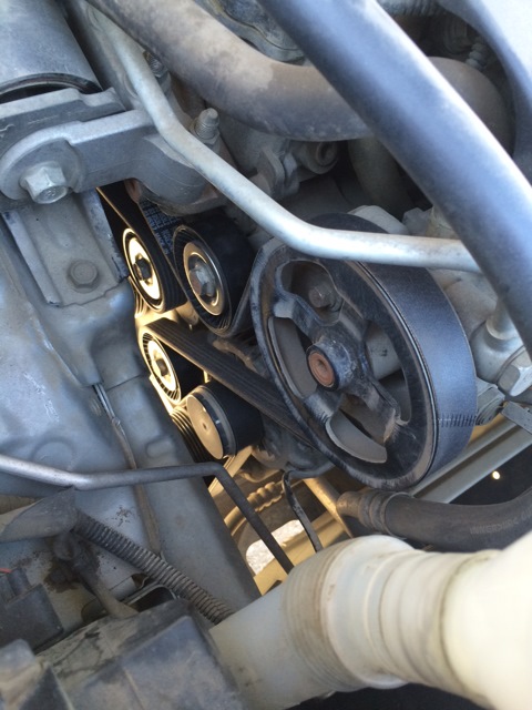 Установленный ремень привода вспомогательных агрегатов двигателя 4B12 Mitsubishi Outlander XL