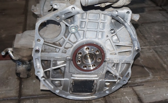 Установленный задний сальник коленчатого вала двигателя 4B12 Mitsubishi Outlander XL