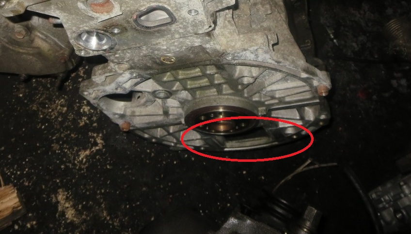 Размещение потеков масла из изношенного заднего сальника коленчатого вала двигателя 4B12 Mitsubishi Outlander XL