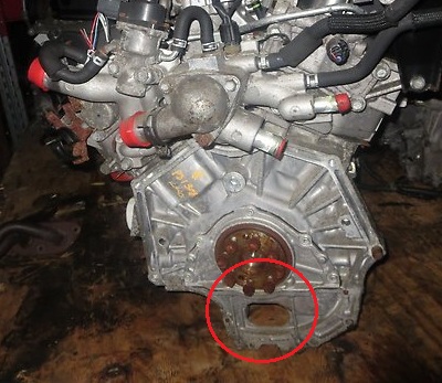 Размещение потеков масла из изношенного заднего сальника коленчатого вала двигателя 6B31 Mitsubishi Outlander XL