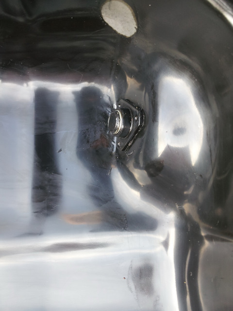 Очищенная внутренняя поверхность масляного поддона вокруг сливной пробки Mitsubishi Outlander XL