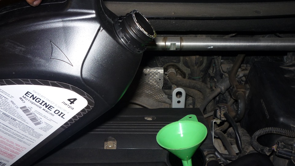 Заливание моторного масла в двигатель Mitsubishi Outlander XL