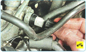 Отсоединение колодки жгутов проводов от датчика давления масла Mitsubishi Outlander XL II