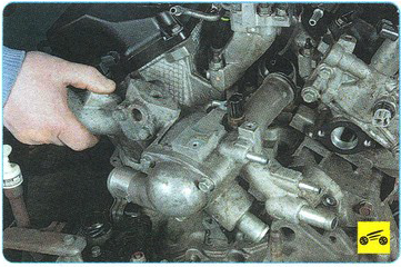 Снятие корпуса распределителя охлаждающей жидкости Mitsubishi Outlander XL II