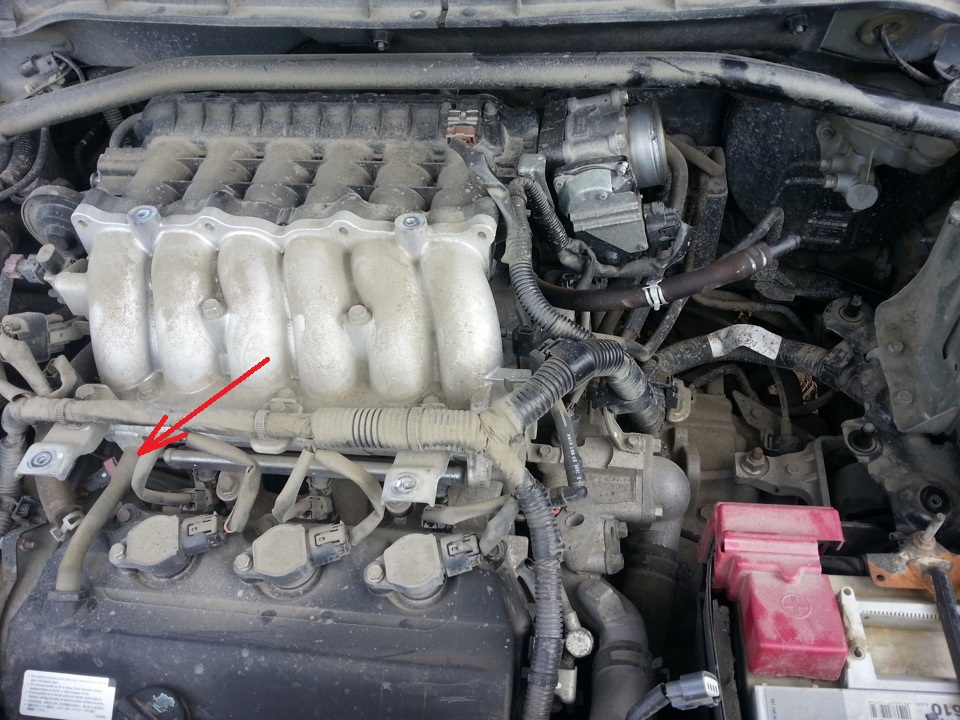 Размещение шланга системы вентиляции правой головки блока цилиндров двигателя 6B31 Mitsubishi Outlander XL
