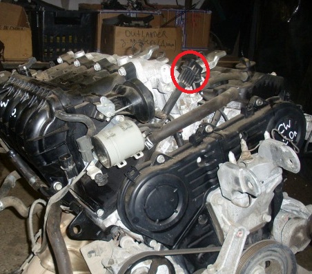 Размещение соединения переходной колодки жгутов проводов форсунок и катушек зажигания двигателя 6B31 Mitsubishi Outlander XL