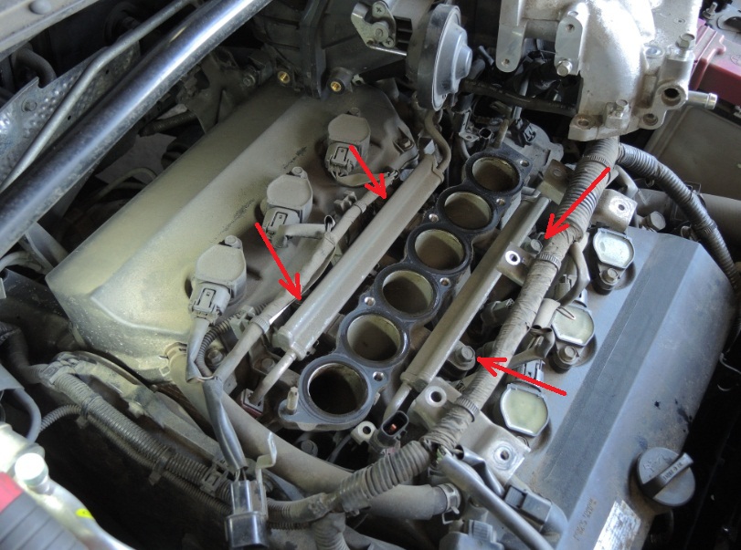 Размещение болтов крепления топливных рамп двигателя 6B31 Mitsubishi Outlander XL