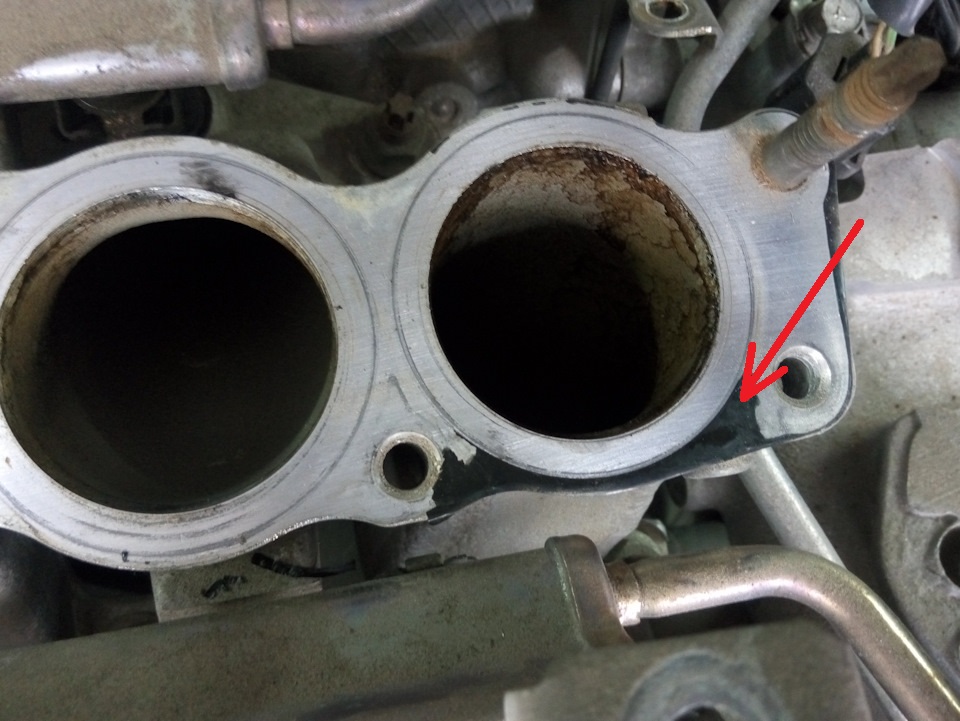 Остатки прокладки на привалочной поверхности нижней части впускного коллектора двигателя 6B31 Mitsubishi Outlander XL