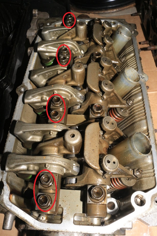 Размещение оси коромысел выпускных клапанов газораспределительного механизма двигателя 6B31 Mitsubishi Outlander XL
