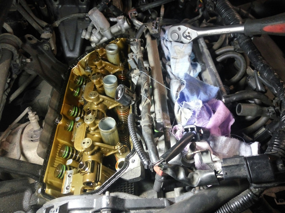 Головка блока цилиндров со снятой осью коромысел выпускных клапанов двигателя 6B31 Mitsubishi Outlander XL