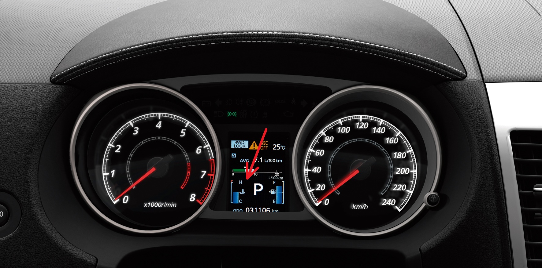 Размещение указателя температуры охлаждающей жидкости двигателя на панели приборов Mitsubishi Outlander XL