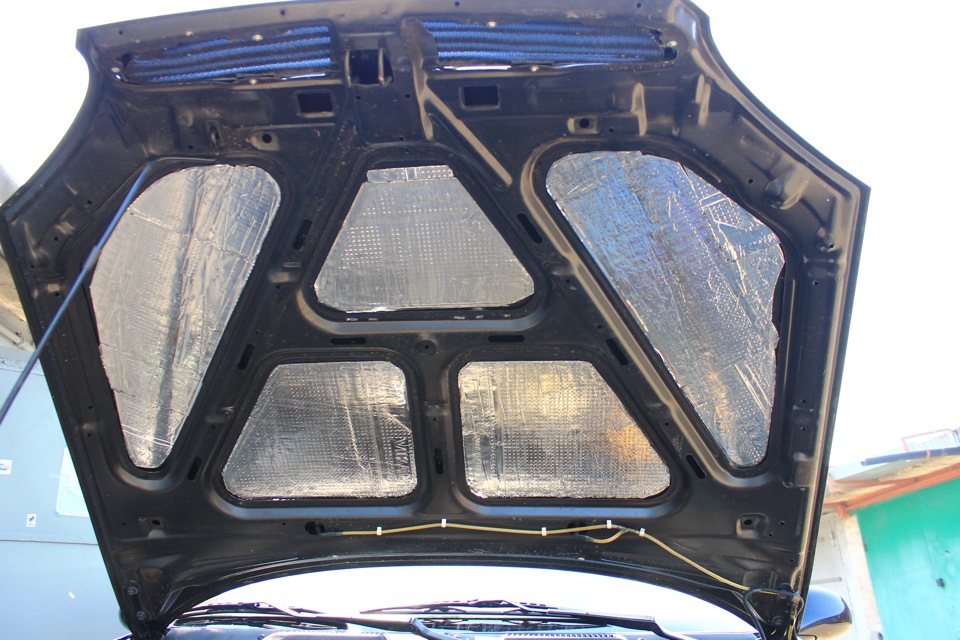 Установленные куски изолона под ребра капота Chevrolet Lanos