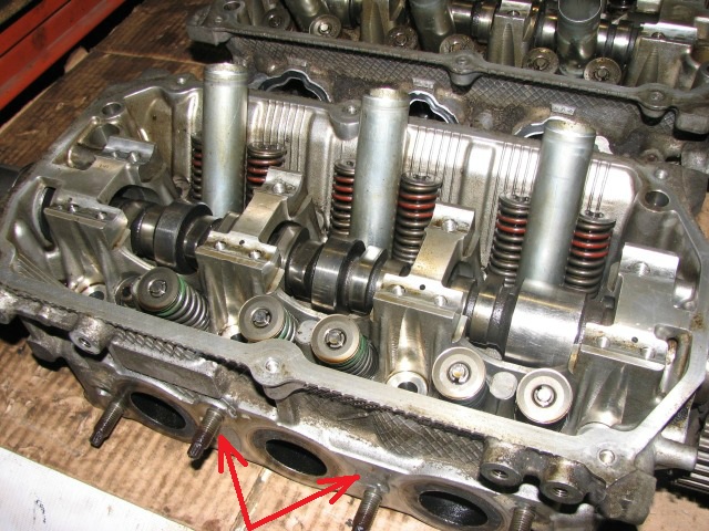 Привалочная поверхность головки блока цилиндров со стороны выпускного коллектора двигателя 6B31 Mitsubishi Outlander XL